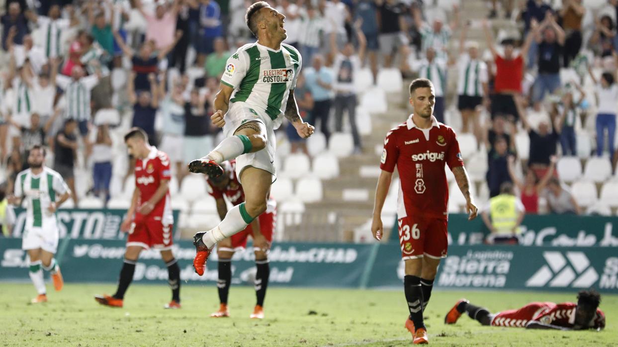 El delantero del Córdoba CF Piovaccari celebra el 2-0 ante el Nástic en la Copa del Rey