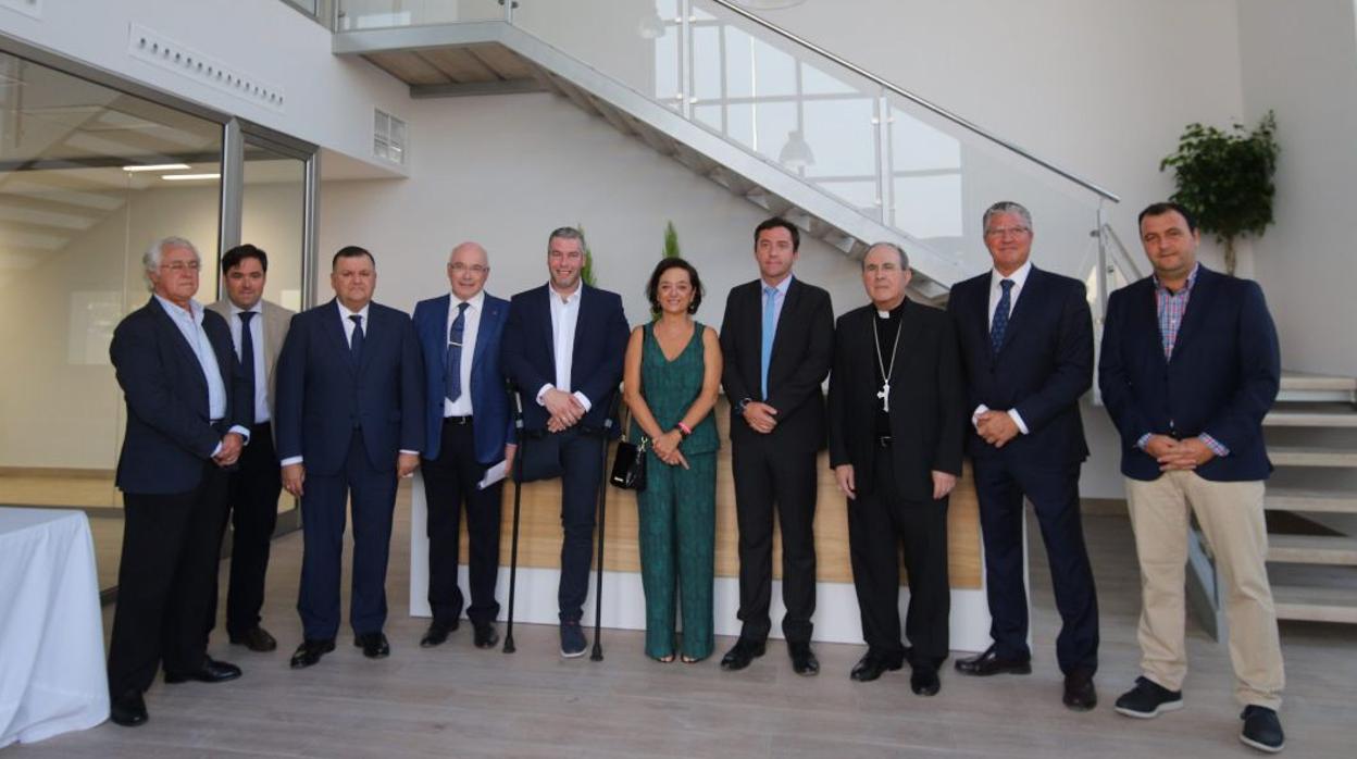 Foto de familia de autoridades y responsables de la fábrica