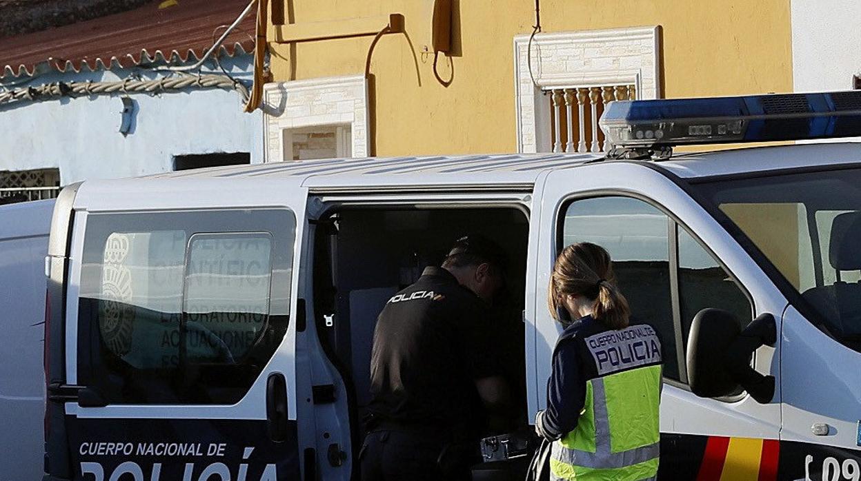 Policía junto a una vivienda