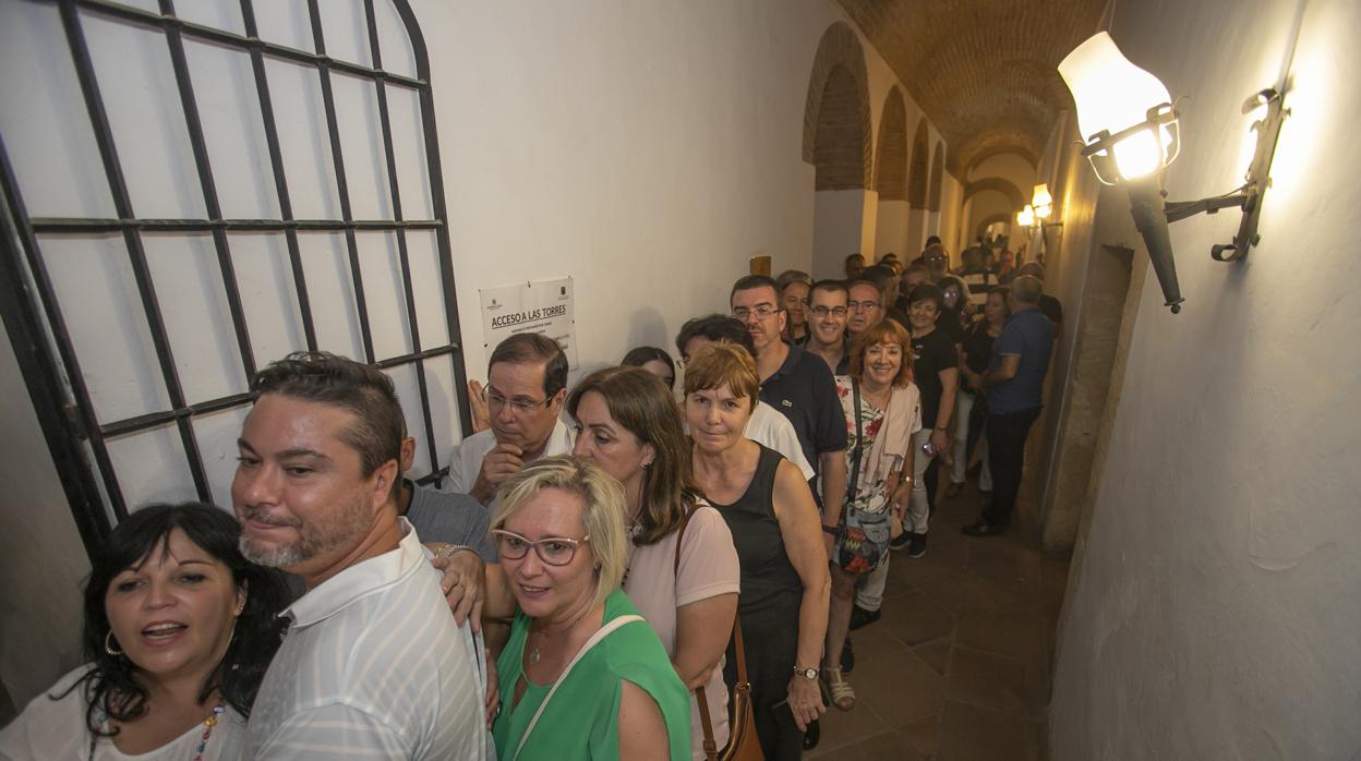 Cientos de visitantes en el Alcázar de los Reyes Cristianos, la pasada noche