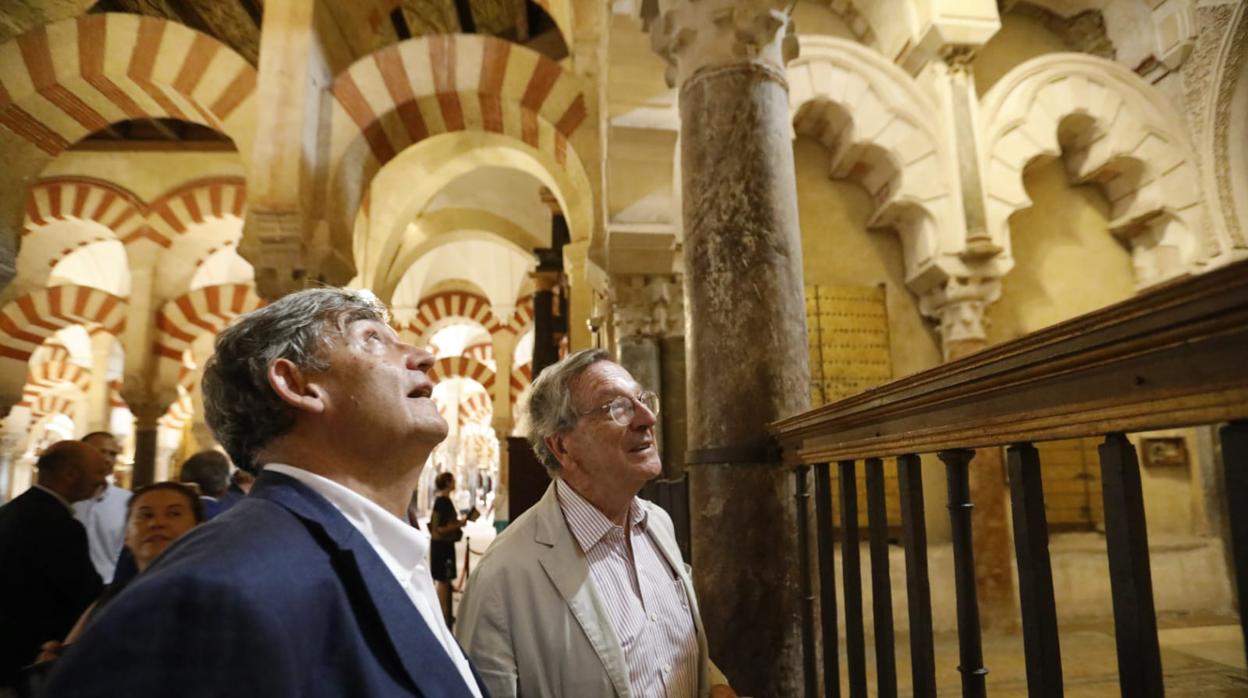 Rafael Moneo, con el arquitecto Gabriel Rebollo, en la Mezquita-Catedral de Córdoba
