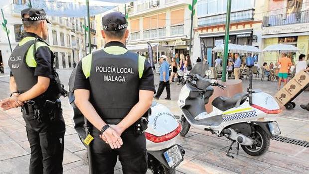 Dos detenidos en Málaga cuando circulando con sus parejas cuando tenían una orden de alejamiento