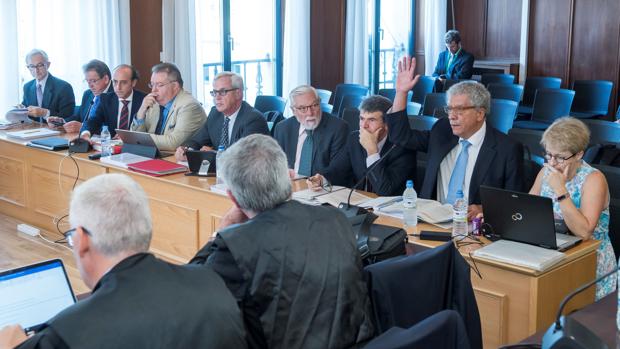 Las defensas protestan contra los peritos que culpan al Gobierno andaluz del «sistema perverso» del caso ERE