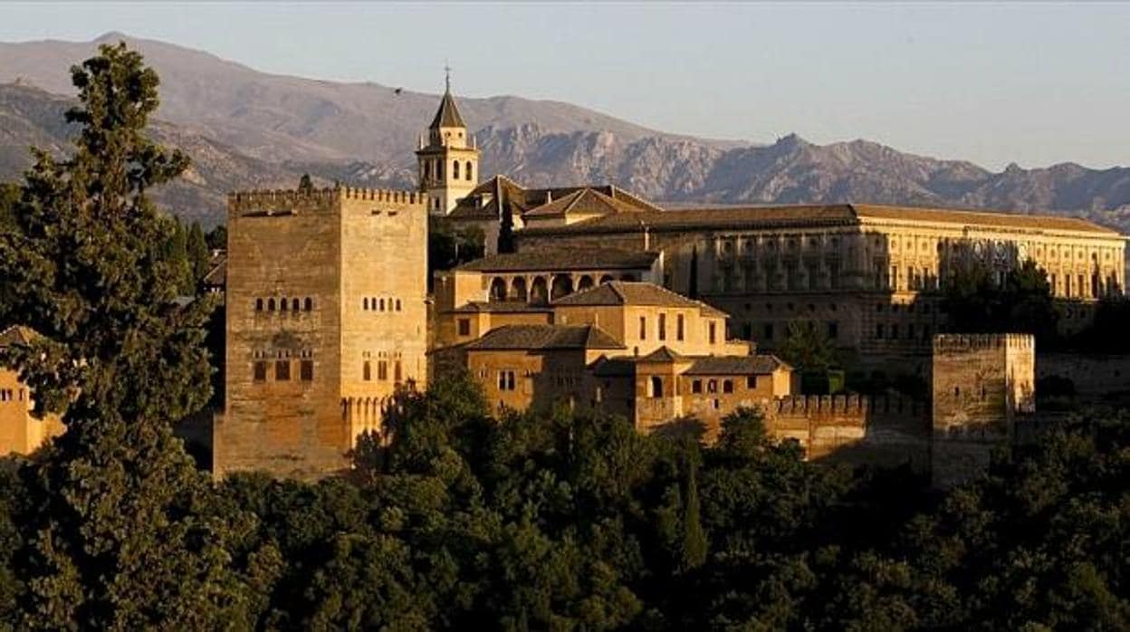 La Alhambra de Granada es uno de los monumentos más visitados de España.