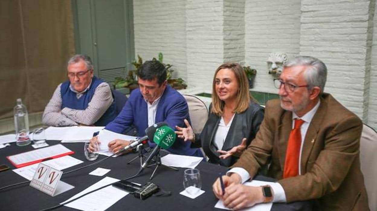 La parlamentaria andaluza del PP, Marifrán Carazo, con representantes del sector turístico.