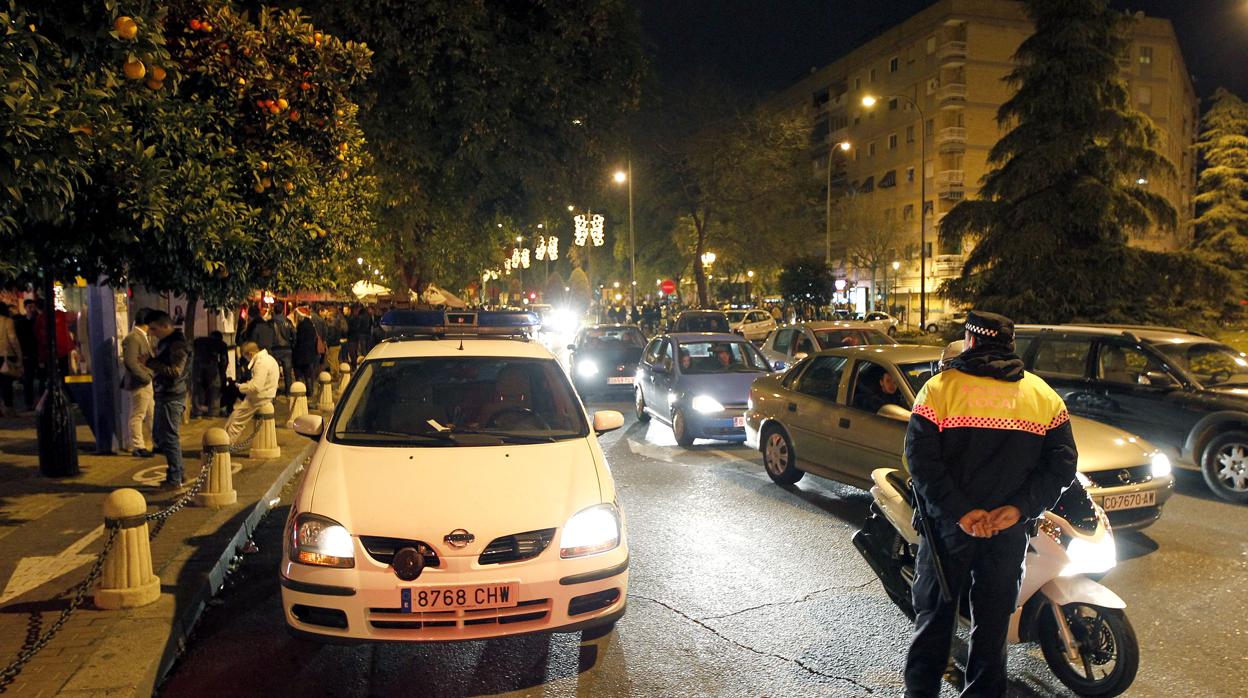 Presencia policial nocturna en la avenida de Barcelona de Córdoba