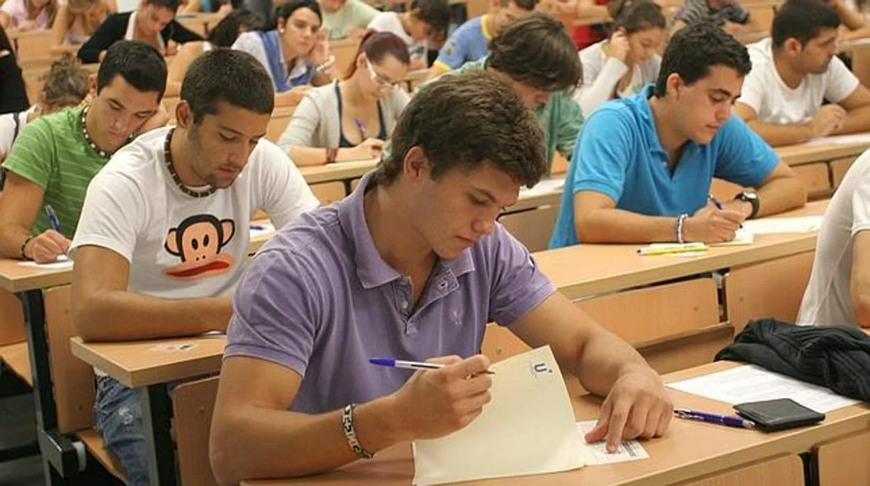 Alumnos durante la celebración de un examen de Selectividad