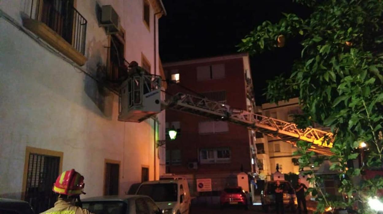 Bomberos intervienen tras el desprendimiento del balcón del hospital