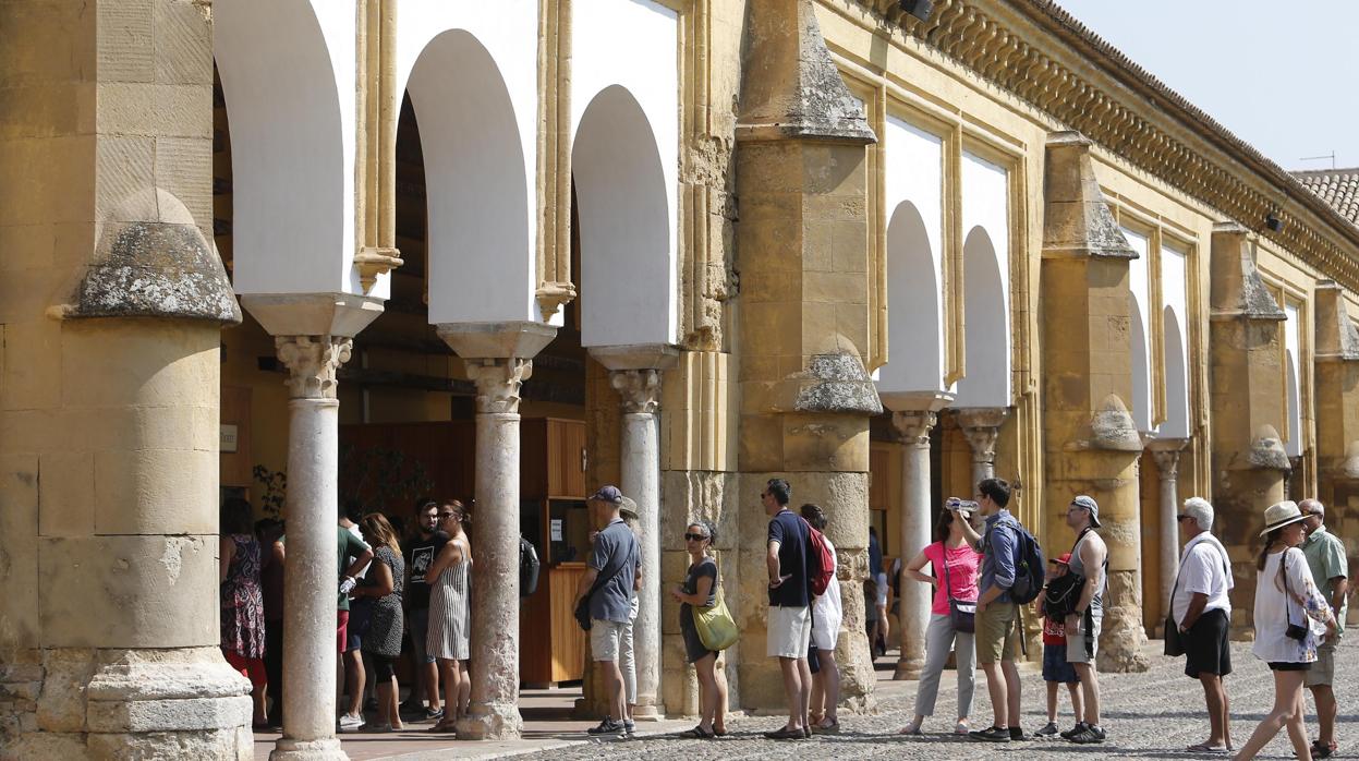Turistas hacen cola en la taquilla de la Mezquita-Catedral de Córdoba