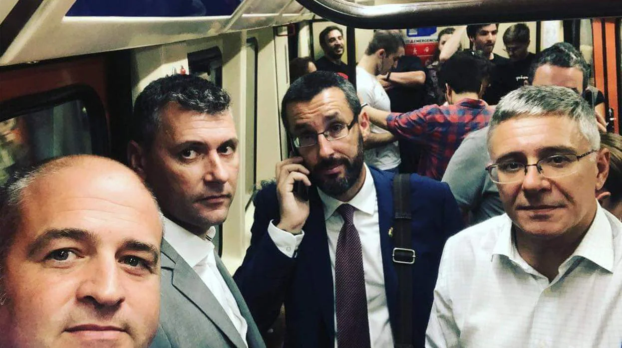 Imagen realizada por Romero (a la izquierda), junto a Gómez, Franco y Casanova, el martes en el metro de Madrid.