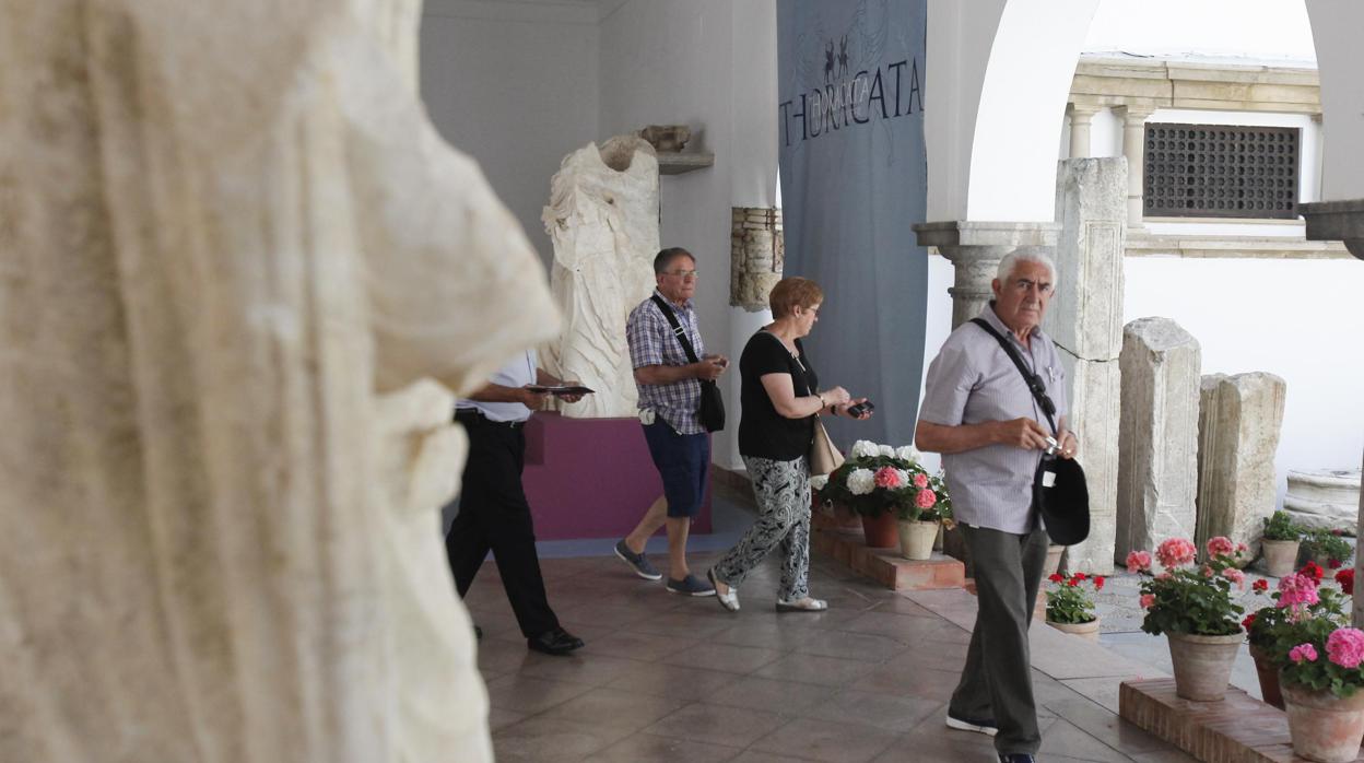 Visitantes en el interior del Museo Arqueológico de Córdoba