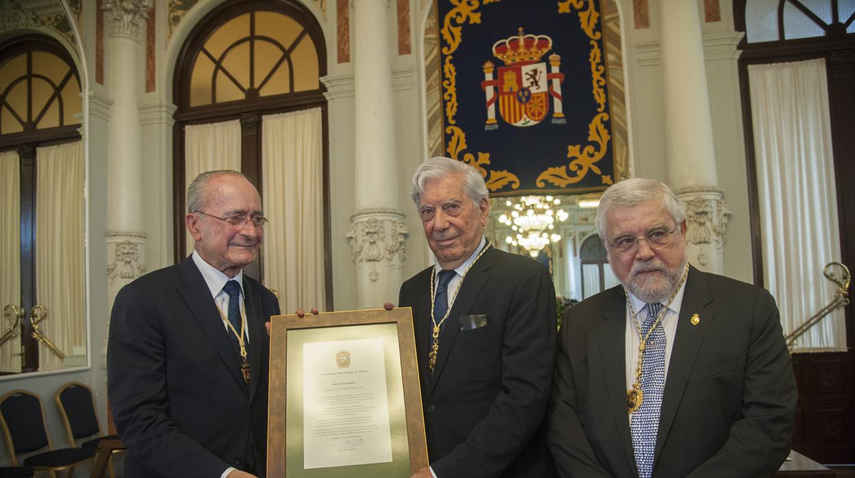 Mario Vargas Llosa con el alcalde y el presidente de la Academia de San Telmo