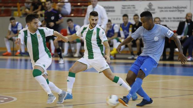 El Córdoba CF Futsal remonta ante el Santiago Futsal y logra el primer triunfo de la temporada (4-3)