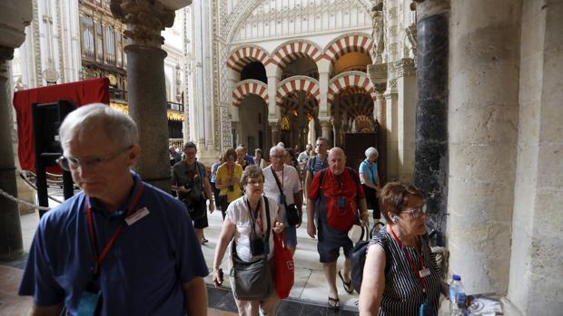 Un grupo de turistas en la Mezquita-Catedral