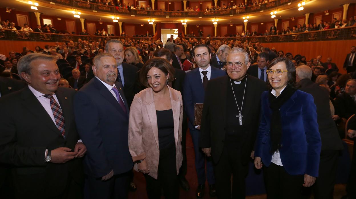 El obispo de Córdoba, Demetrio Fernández, con la alcaldesa, Isabel Ambrosio, y otras autoridades, en el pregón de la Semana Santa de Córdoba de 2017