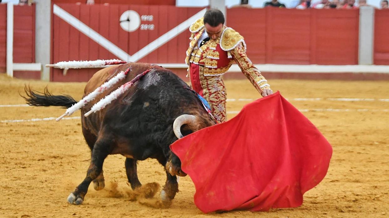 Enrique Ponce torea al natural a uno de sus astados en Pozoblanco