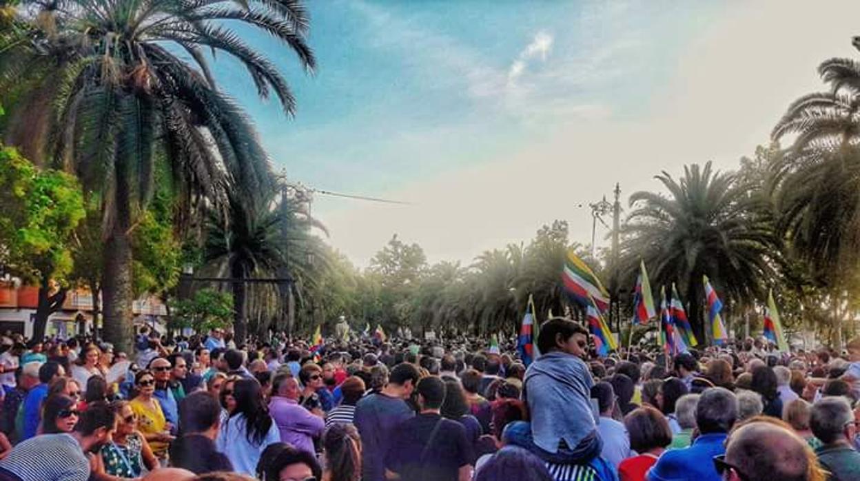 Decenas de miles de personas participaron en la primera manifestación organizada por la plataforma en Linares