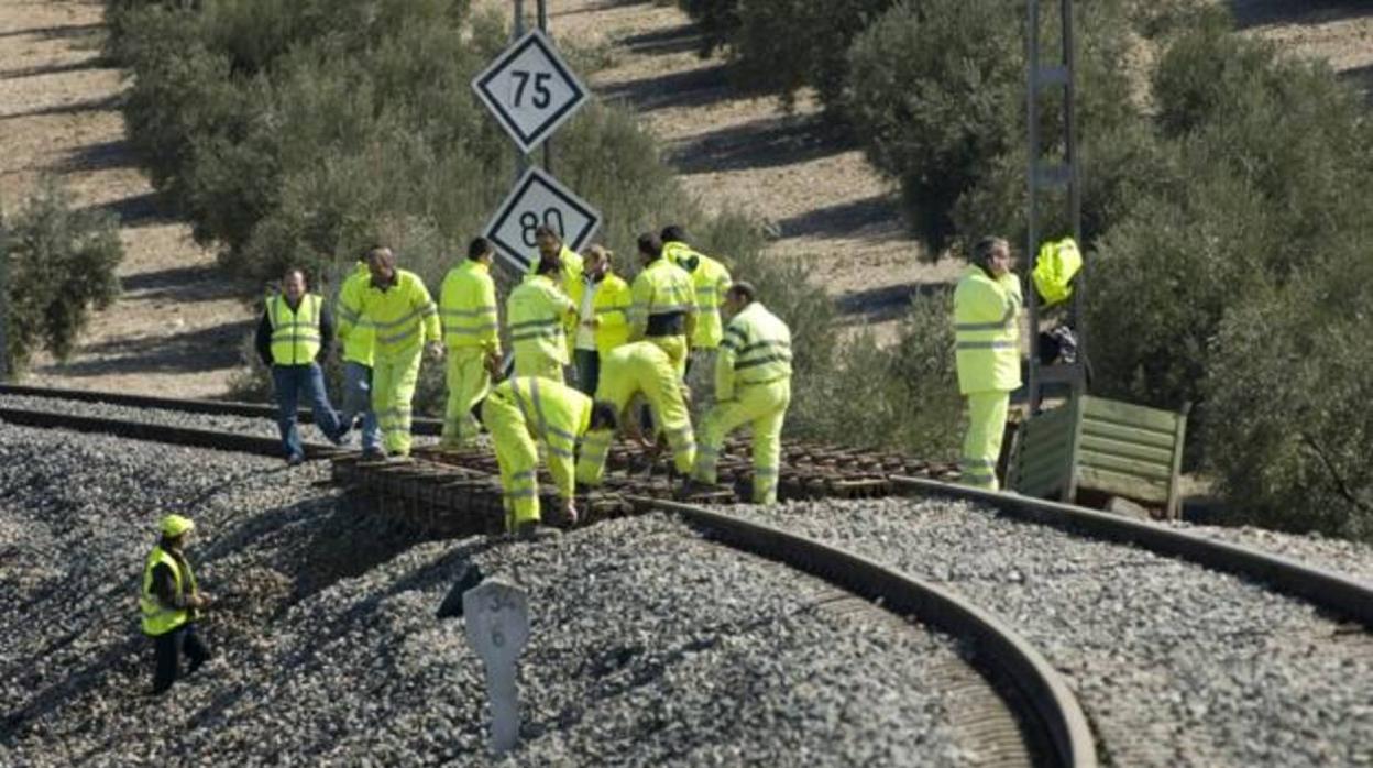 Empleados de Adif en una vía de ferrocarril