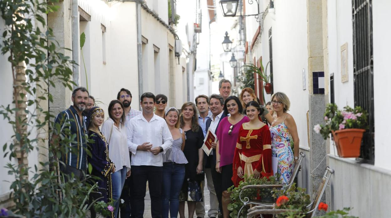 Manuel Ramos, con los folletos en la mano, junto a autoridades y colaboradores en la cita