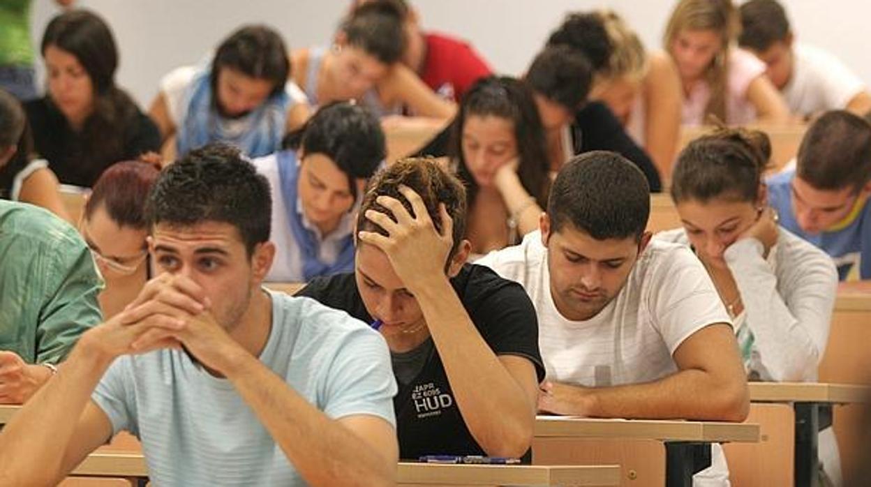 Alumnos andaluces, en un examen de Selectividad