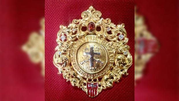 La pastoral Penitenciaria regala un broche a la Virgen de la Merced de Córdoba