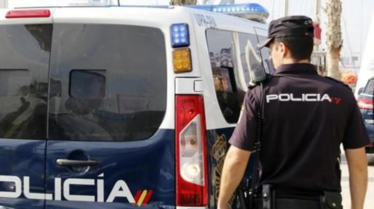 Un agente de la Policía Naiconal en Málaga