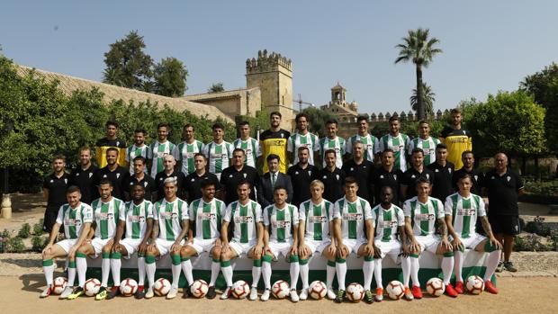 Córdoba CF | Así luce de coqueta la plantilla blanquiverde en la foto oficial del curso 2018-19