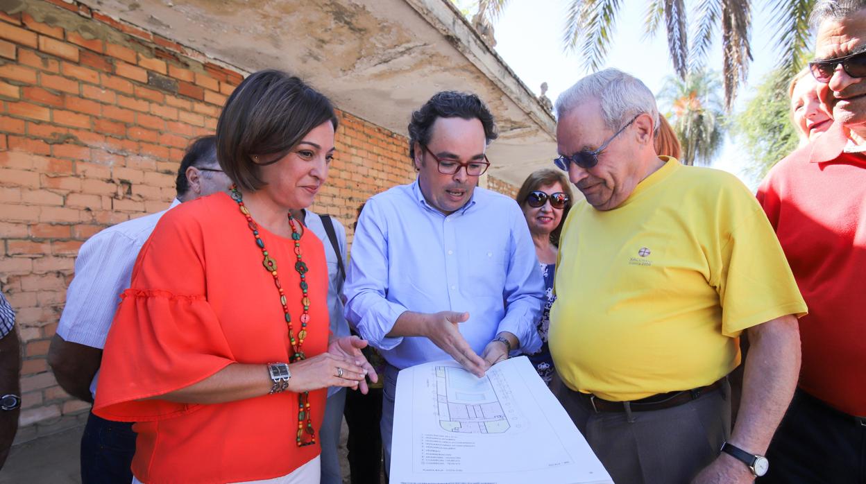 Antonio Rojas, en el centro junto a la alcaldesa y a un vecino