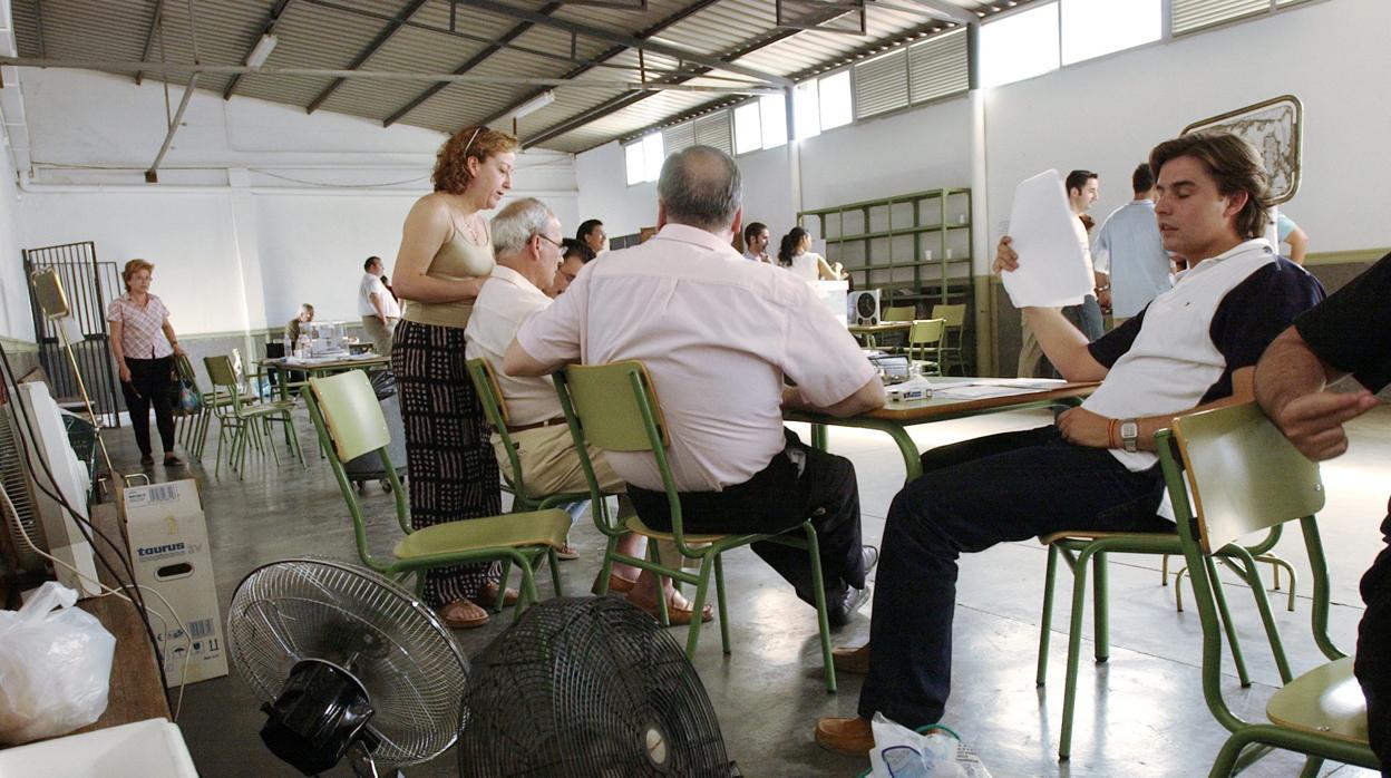 Personal docente en las instalaciones de un colegio sin aire acondicionado