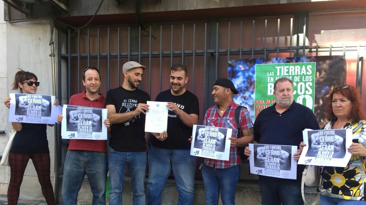 Dirigentes del Sindicato Andaluz de Trabajadores muestran carteles alusivos al acuerdo