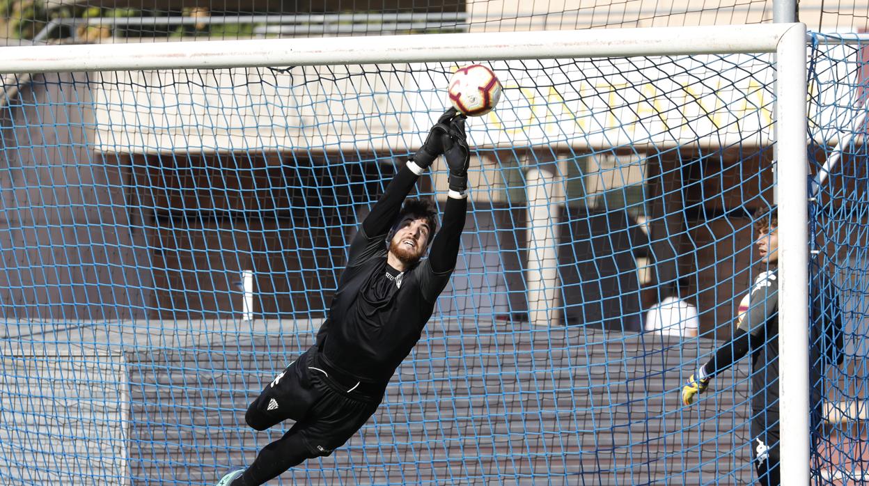 El portero del Córdoba CF Carlos Abad realiza un paradón en el entrenamiento