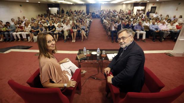 María Dueñas, en Córdoba: «Los españoles no buscaban al sueño americano; querían volver»