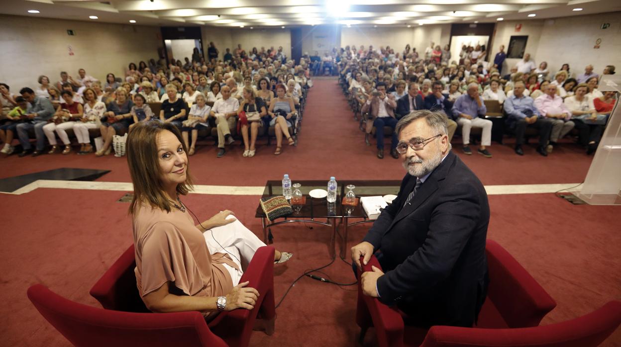 María Dueñas y José Calvo Poyato, ante el público del Foro Cultural de ABC Córdoba