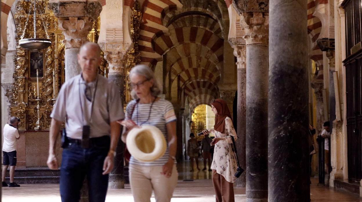 Turistas en el interior de la Mezquita-Catedral de Córdoba