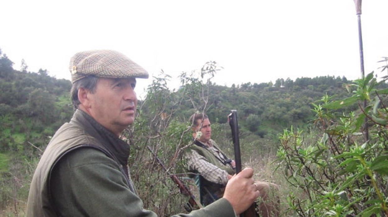 Dos cazadores en su puesto en una montería