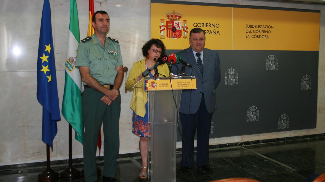 La subdelegada, con el teniente coronel de la Guardia Civil y el delegado de Agricultura