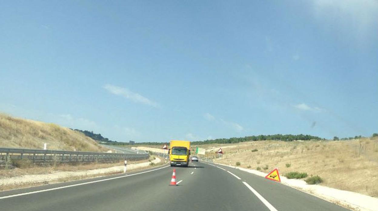 Señalización de advertencia en el tramo afectado por el hundimiento