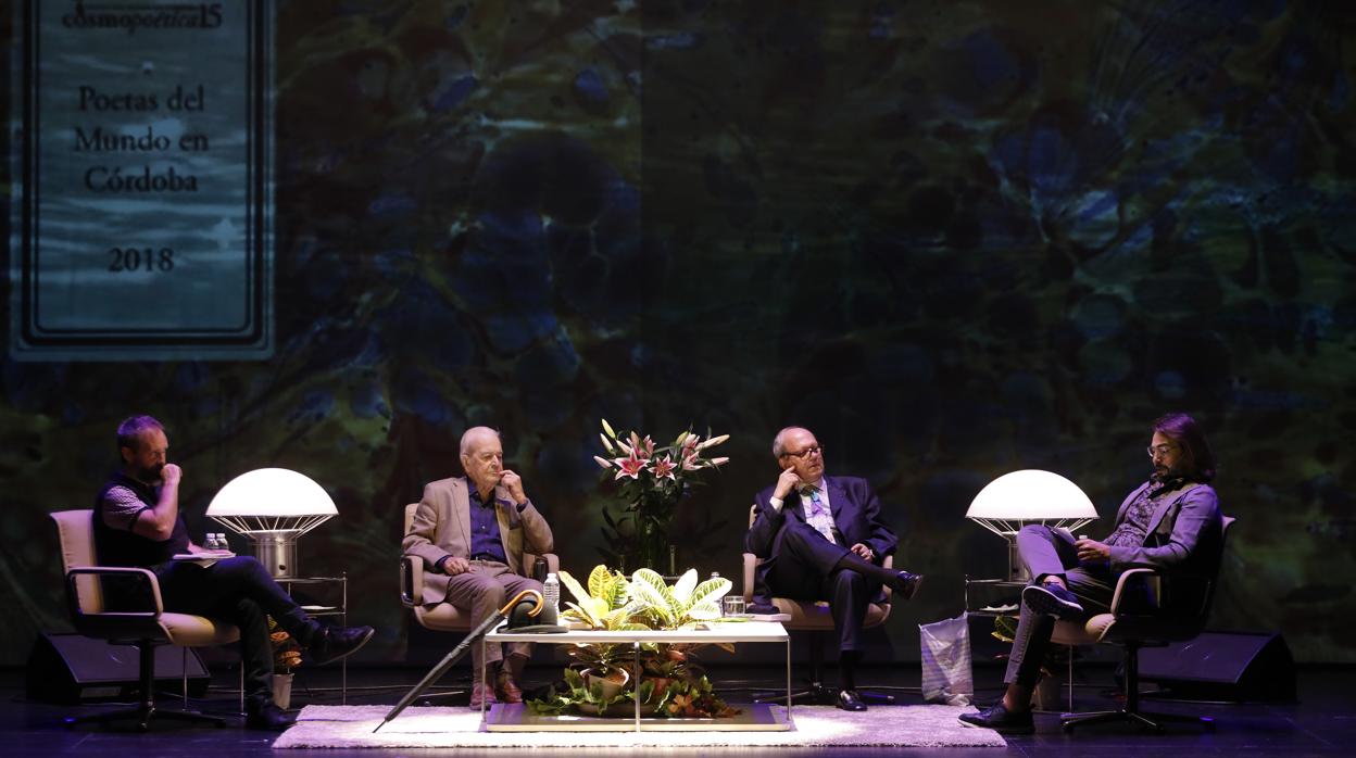 Nanni Balestrini, Pere Gimferrer y Juan Carlos Reche, en la inauguración de Cosmopoética en el Teatro Góngora de Córdoba