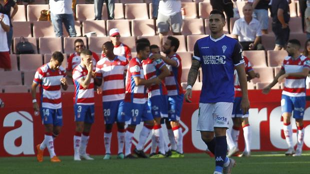 Una esperpéntica primera mitad condena al Córdoba CF frente al Granada CF (4-2)