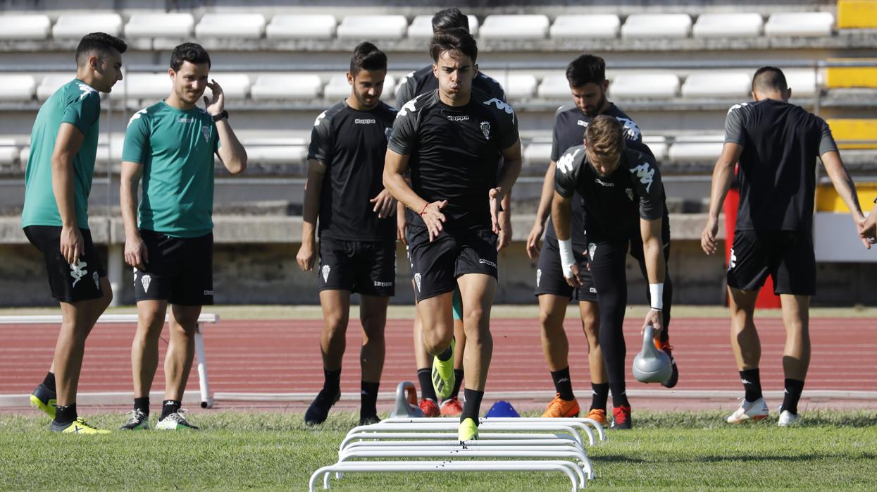 Álvaro Aguado salta varios obstáculos durante el entrenamiento del martes en el Fontanar