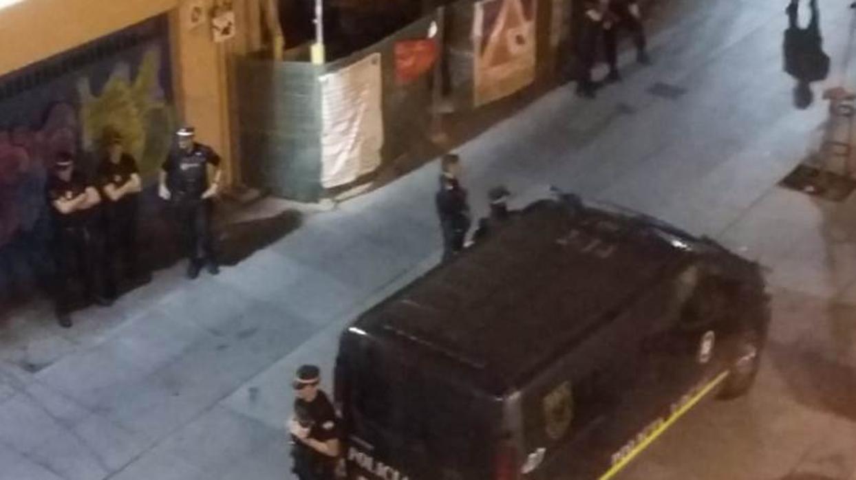 Policía Local tras la intervención en el centro de Málaga