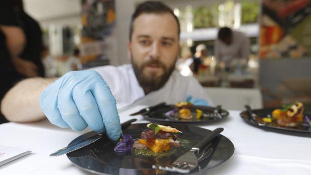 Miles de personas arrasan con las tapas del showcooking callejero del Córdoba Califato Gourmet