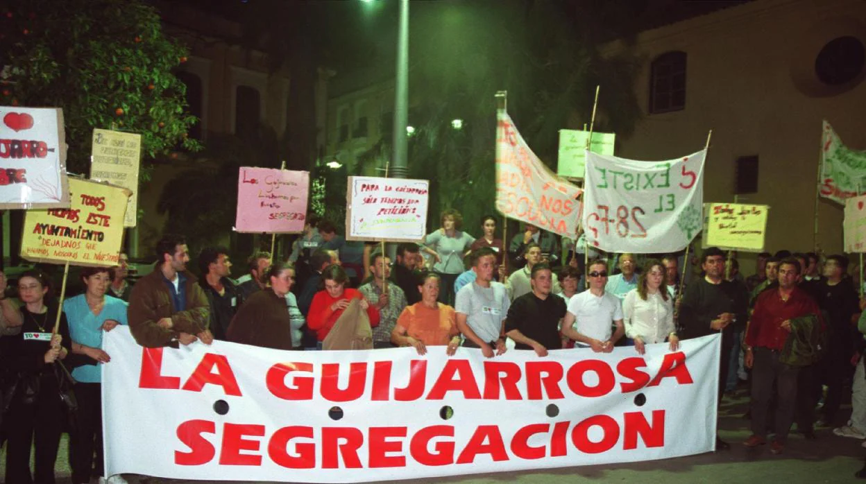 Una manifestación de comienzos de los años 2000 de vecinos de La Guijarrosa en la Junta