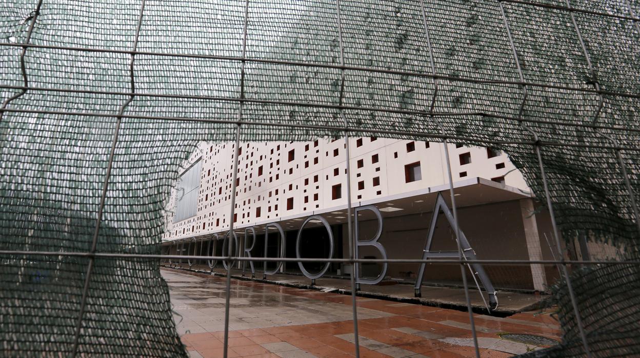 El Centro de Convenciones tras una reja metálica