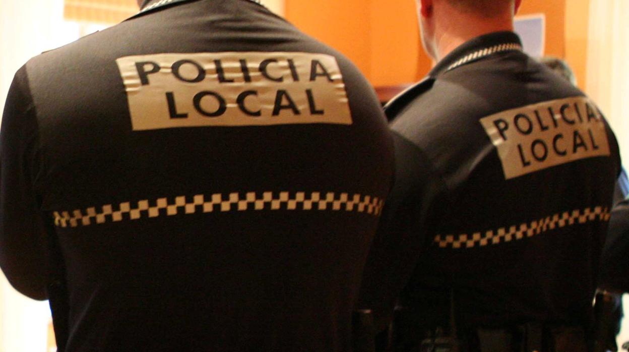 Imagen de archivo de dos policías locales de La Línea