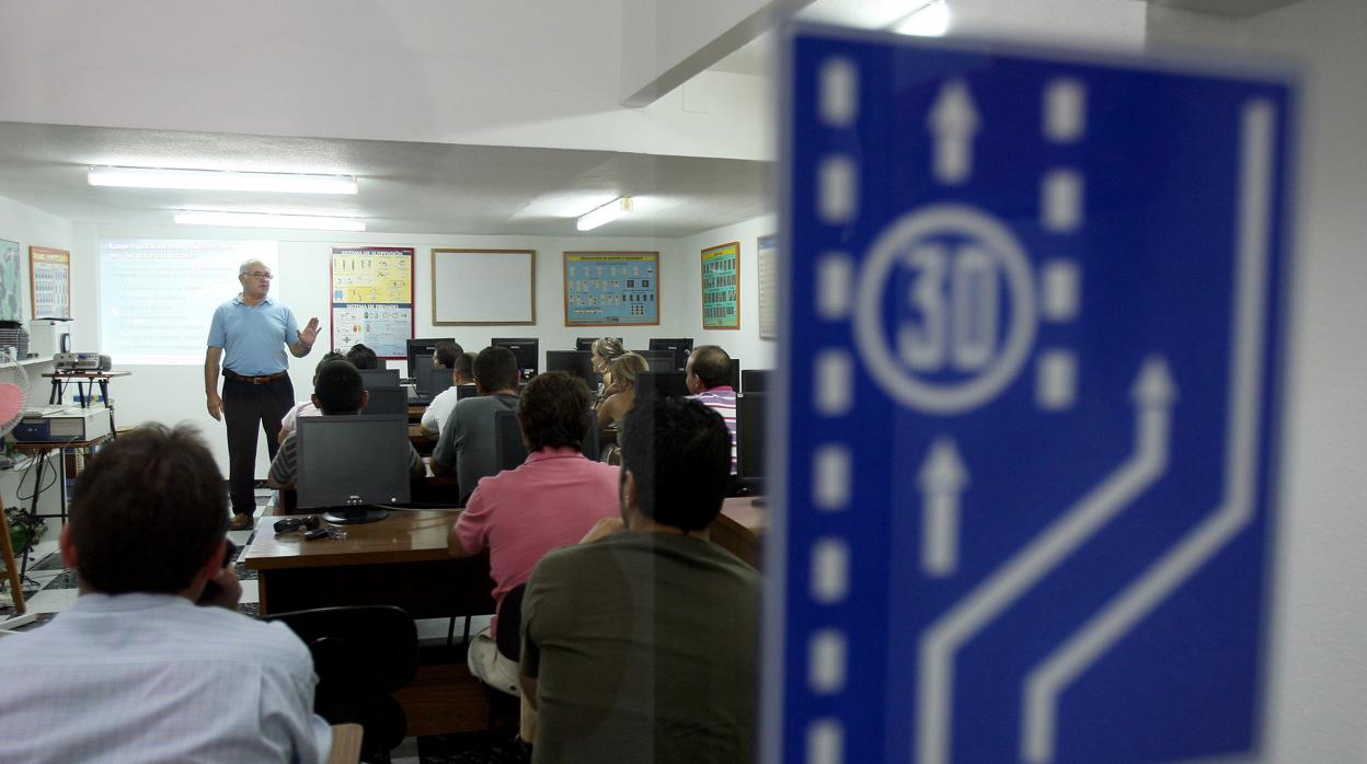 Clases teóricas del carné de conducir en una autoescuela de Córdoba