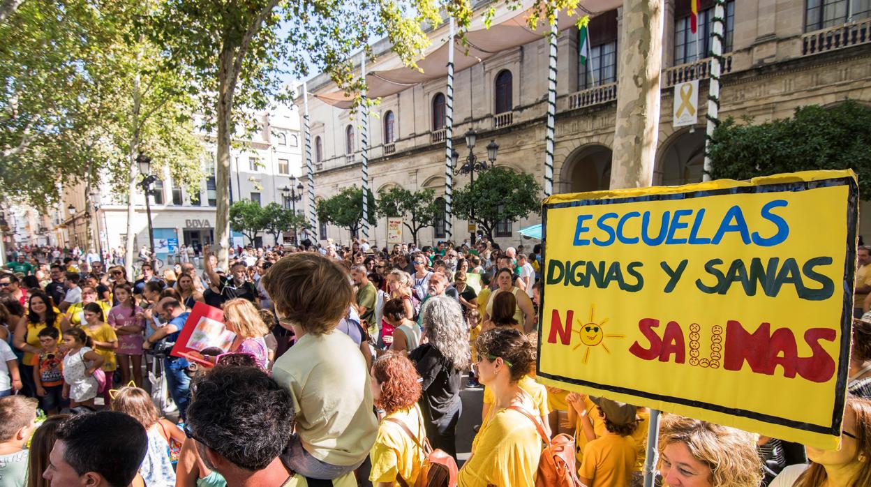 Concentración en apoyo a la Ley de Bioclimatización de centros educativos el pasado día 30 en Sevilla