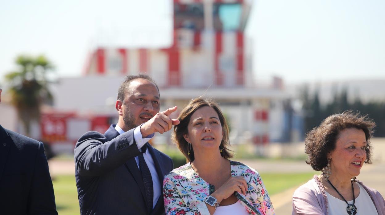 Alfonso Rodríguez Gómez de Celis e Isabel Ambrosio contemplan las evoluciones de las aeronaves