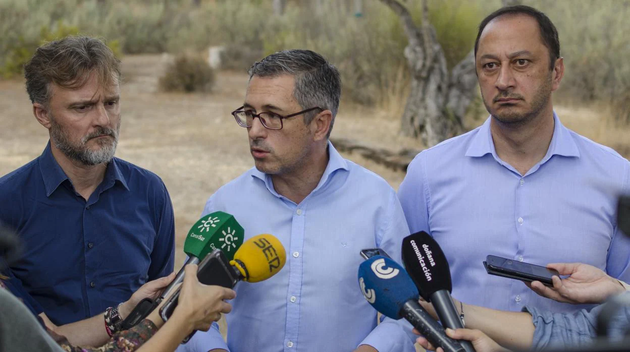 Hugo Morán atiende a los medios flanqueado por el consejero de Medio Ambiente y el delegado del Gobierno en Andalucía