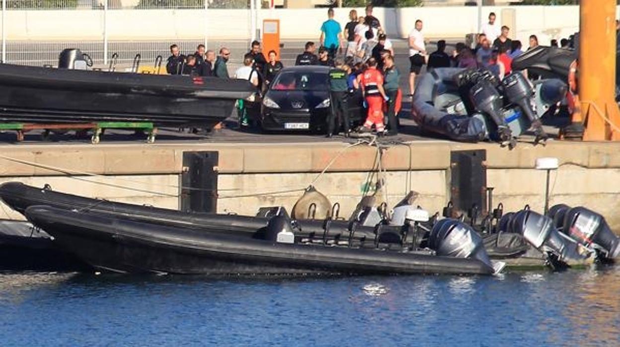 En la imagen, la embarcación del accidente junto a narcolanchas en el puerto de Algeciras.